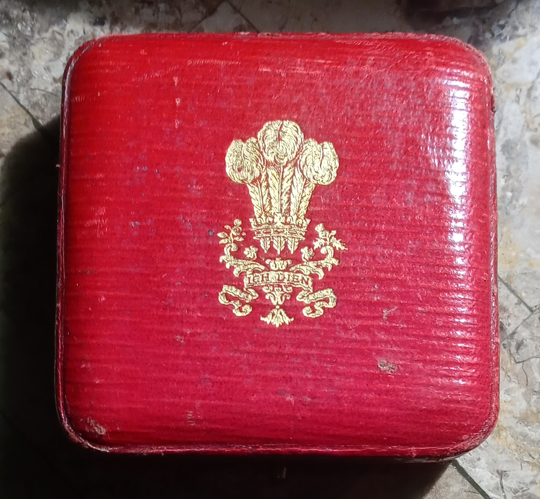 Prince of Wales 1911 medal, case (closed).jpg
