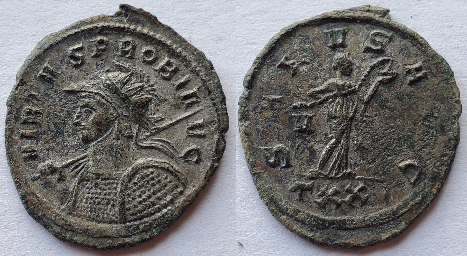 Probus antoninianus martial bust Salus.jpg