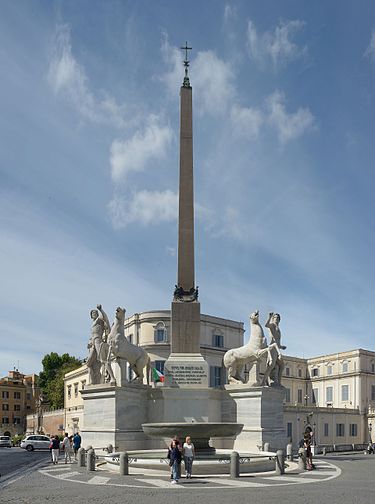 Quirinale_Piazza_del_Quirinale_fontana_Dioscuri_e_scuderie_Roma.jpg