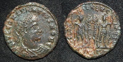 RI Constantius Chlorus 293-306 CE AE18  Folles 2 soldiers 2 standards Obv-Rev.jpg