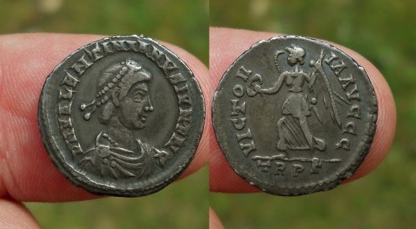 RI Valentinian II AD 375-392 AR Siliqua 18mm 1.8g Trier Victory wreath palm RIC IX 43.JPG