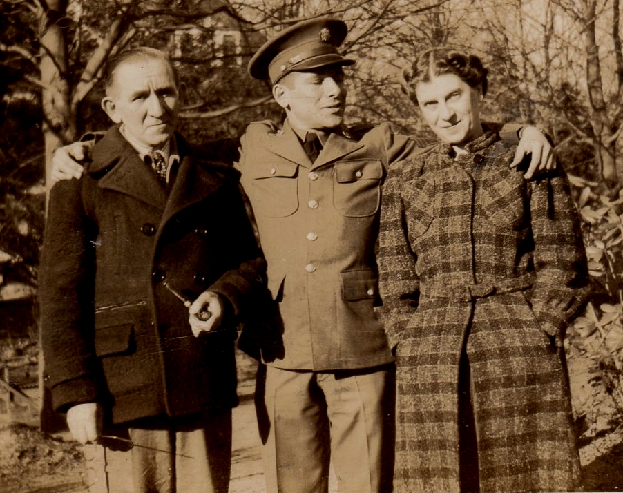 RJL in uniform with parents.jpg