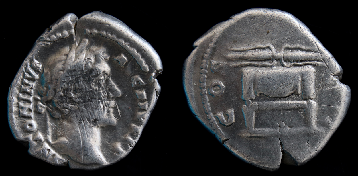 Rom – Antoninus Pius, denarius, Altar, antike Beschädigungen.png