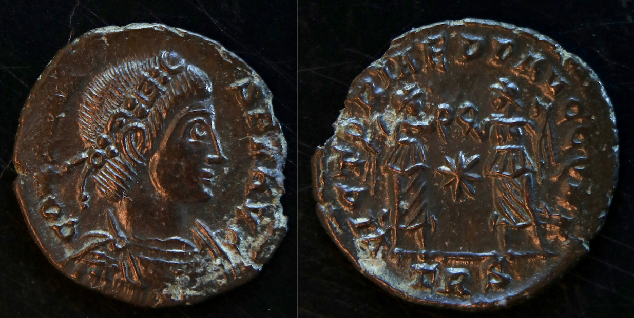 Rom – Constans, AE 3, Zwei Victorien, Trier 2.png
