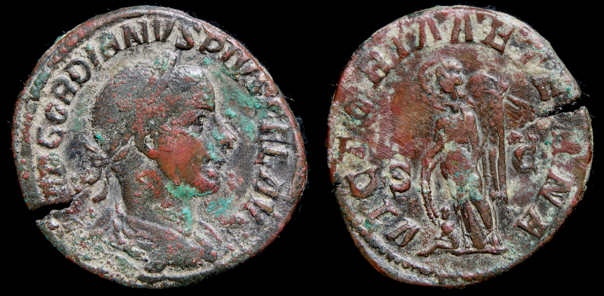 Rom – Gordian III, Sesterz; Victoria Aeterna (klein).png
