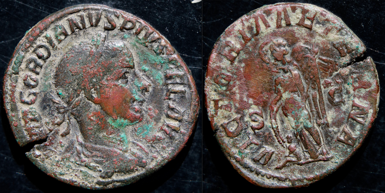 Rom – Gordian III, Sesterz; Victoria Aeterna (neues Foto).png