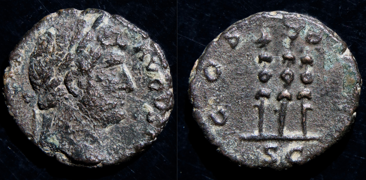 Rom – Hadrian, quadrans, Standarten.png