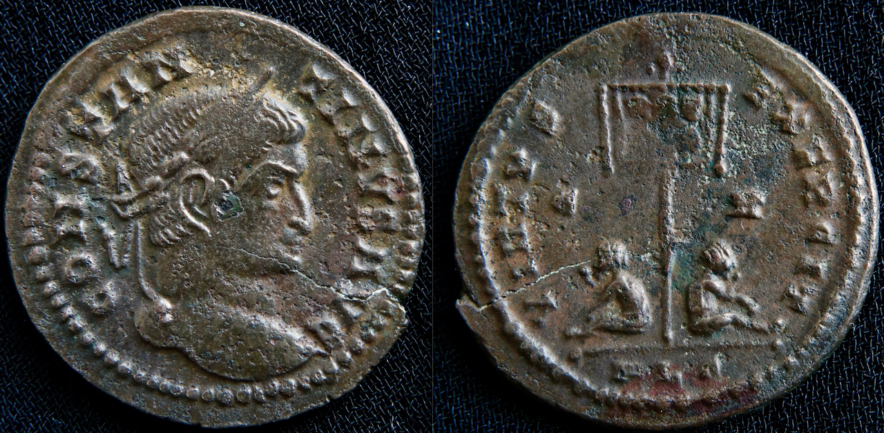 Rom – Konstantin der Große, AE3, Gefangene mit Standarte, Lyon.png