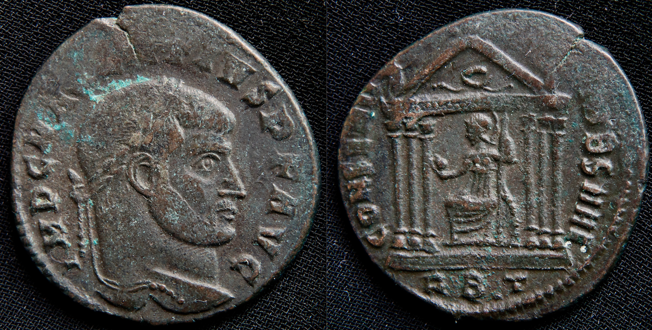 Rom – Maxentius, AE1, Roma im Tempel.png