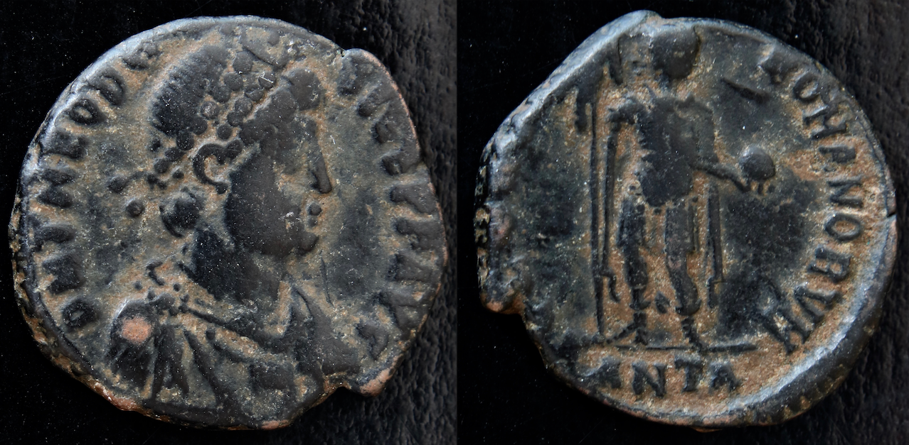 Rom – Theodosius, AE2, stehender Kaiser, Gloria Romanorum.png