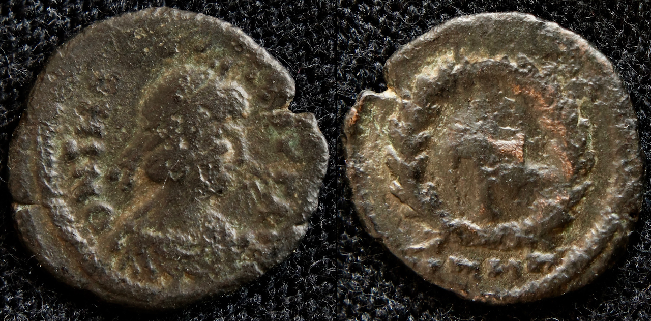 Rom – Theodosius II, AE4, Kreuz.png