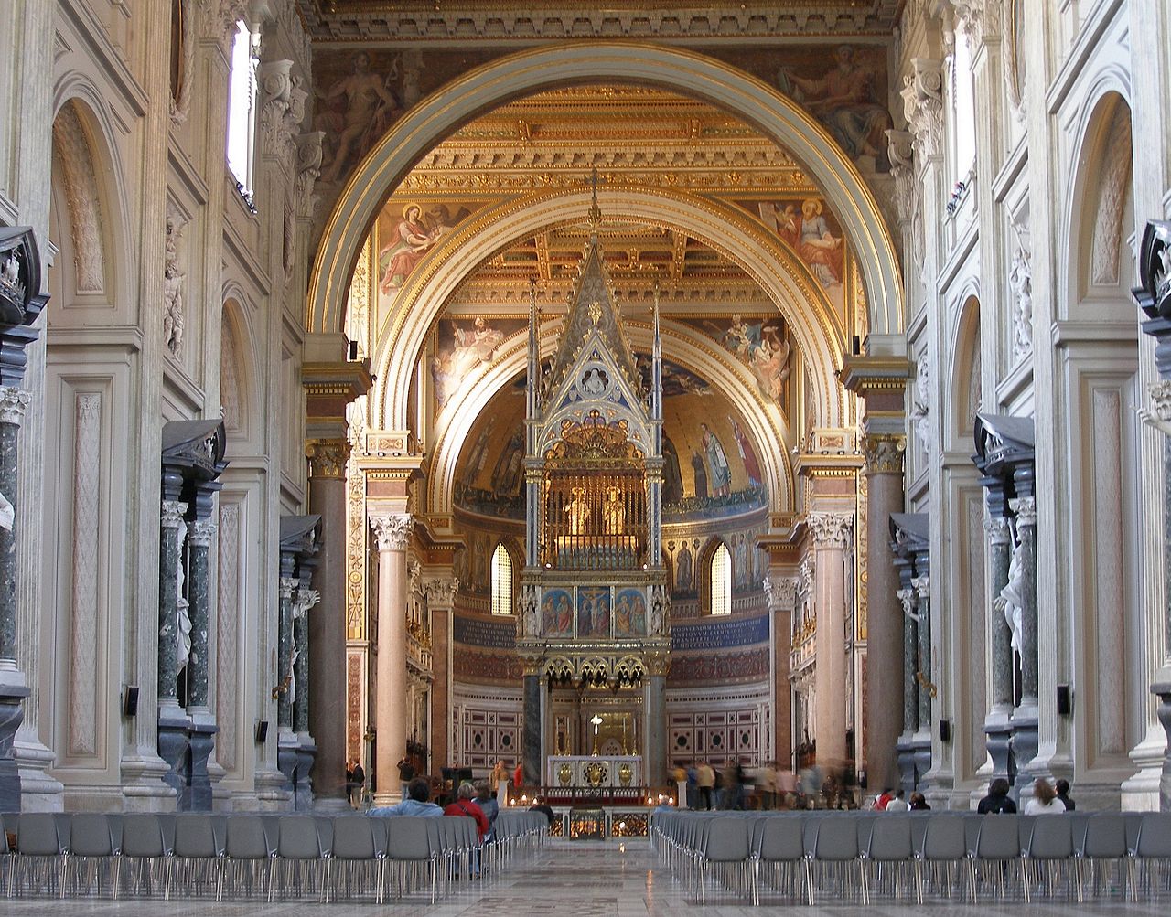 Rom,_San_Giovanni_in_Laterano,_Innenansicht copy 2.jpg