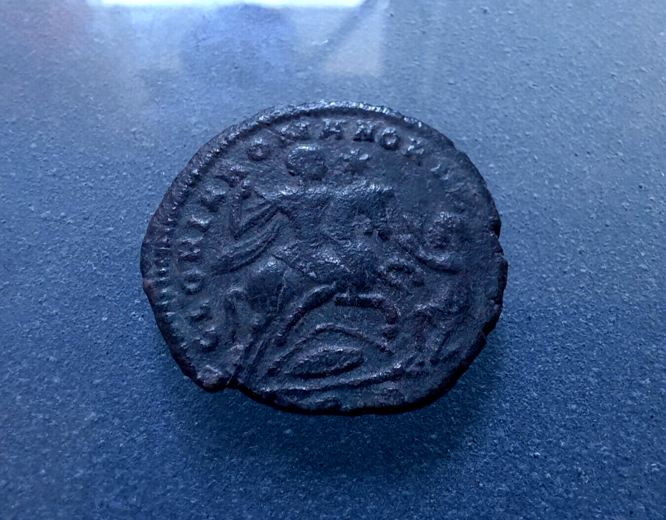 Roman - Magnentius AE24mm  follis 4 6g 01.png