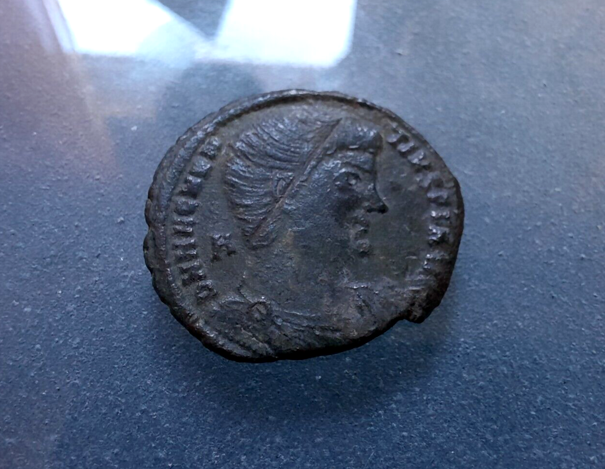 Roman - Magnentius AE24mm  follis 4 6g 02.png