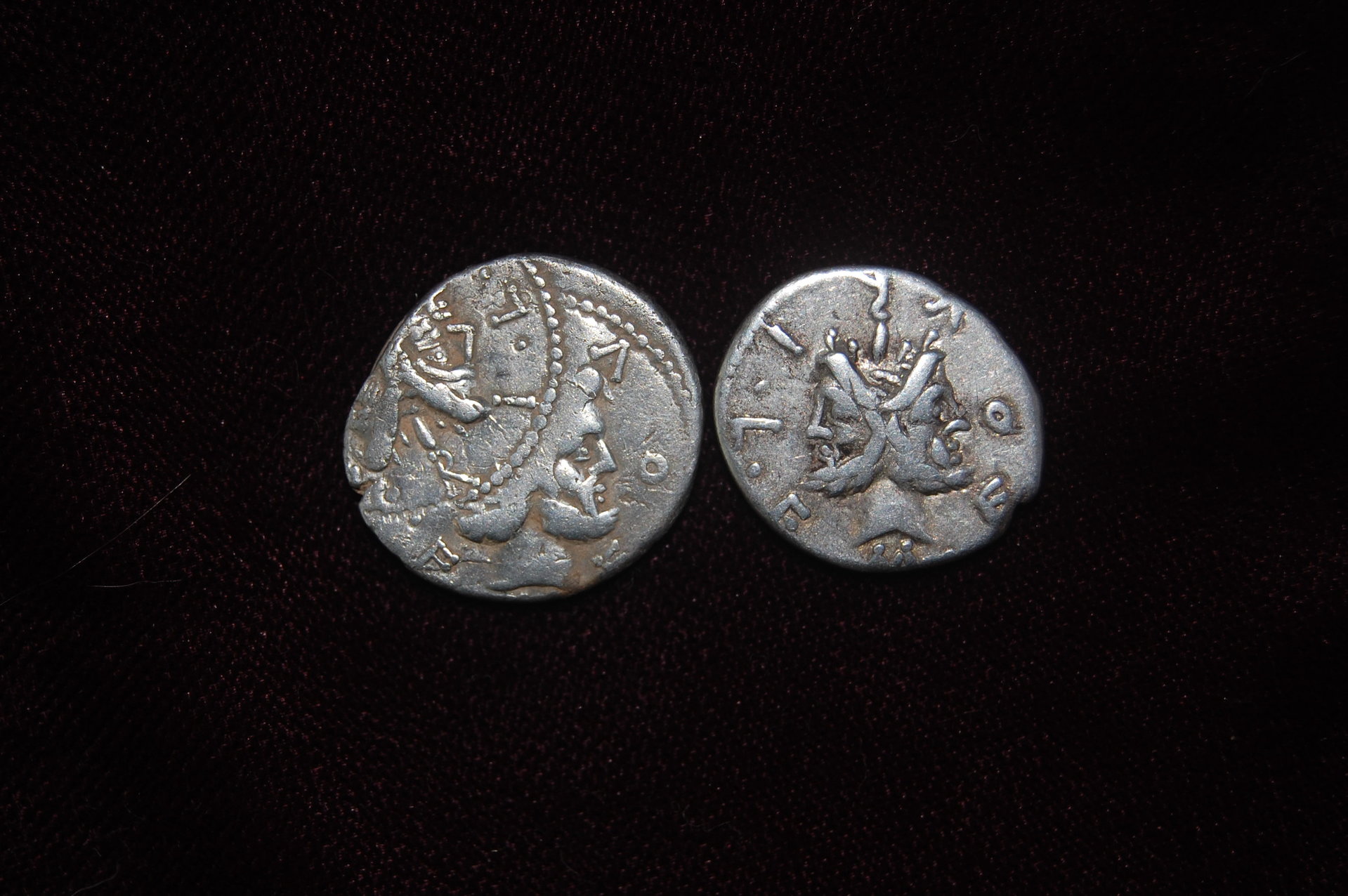 RR AR Denarius 119 BCE ERROR DOUBLE-STRIKE-COMPARE M Furius L F Philus Obv Sear156.jpg