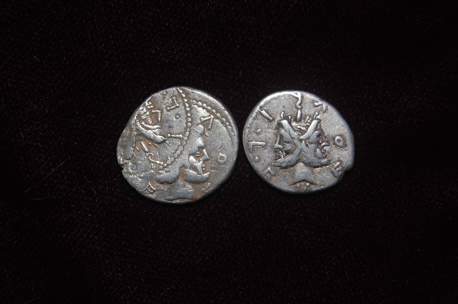 RR AR Denarius 119 BCE ERROR DOUBLE-STRIKE-COMPARE M Furius L F Philus Obv Sear156.jpg