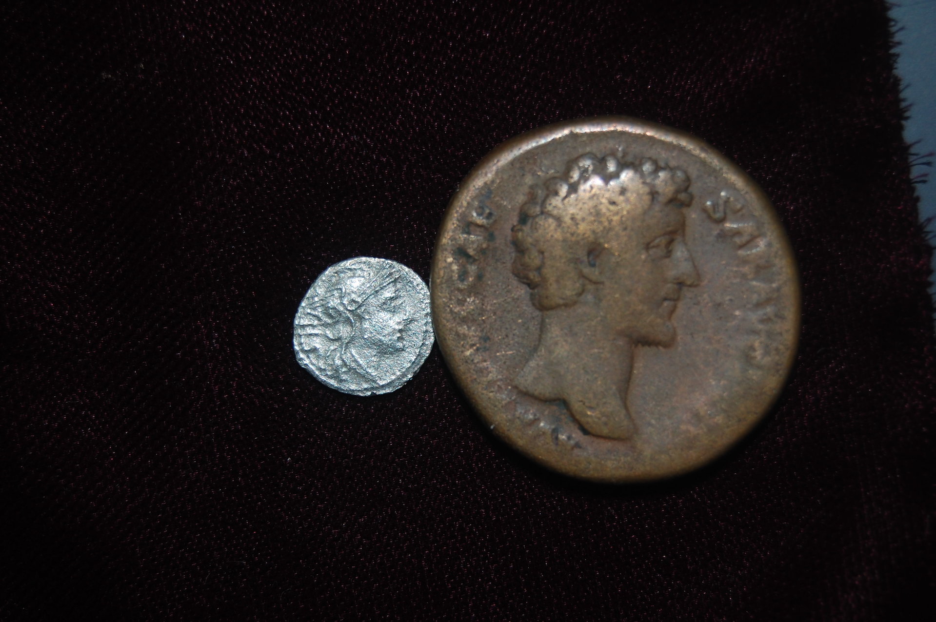 RR AR Sestertius 211-208BCE vs RE AE Sestertius Marcus Aurelius 161-180AD.JPG