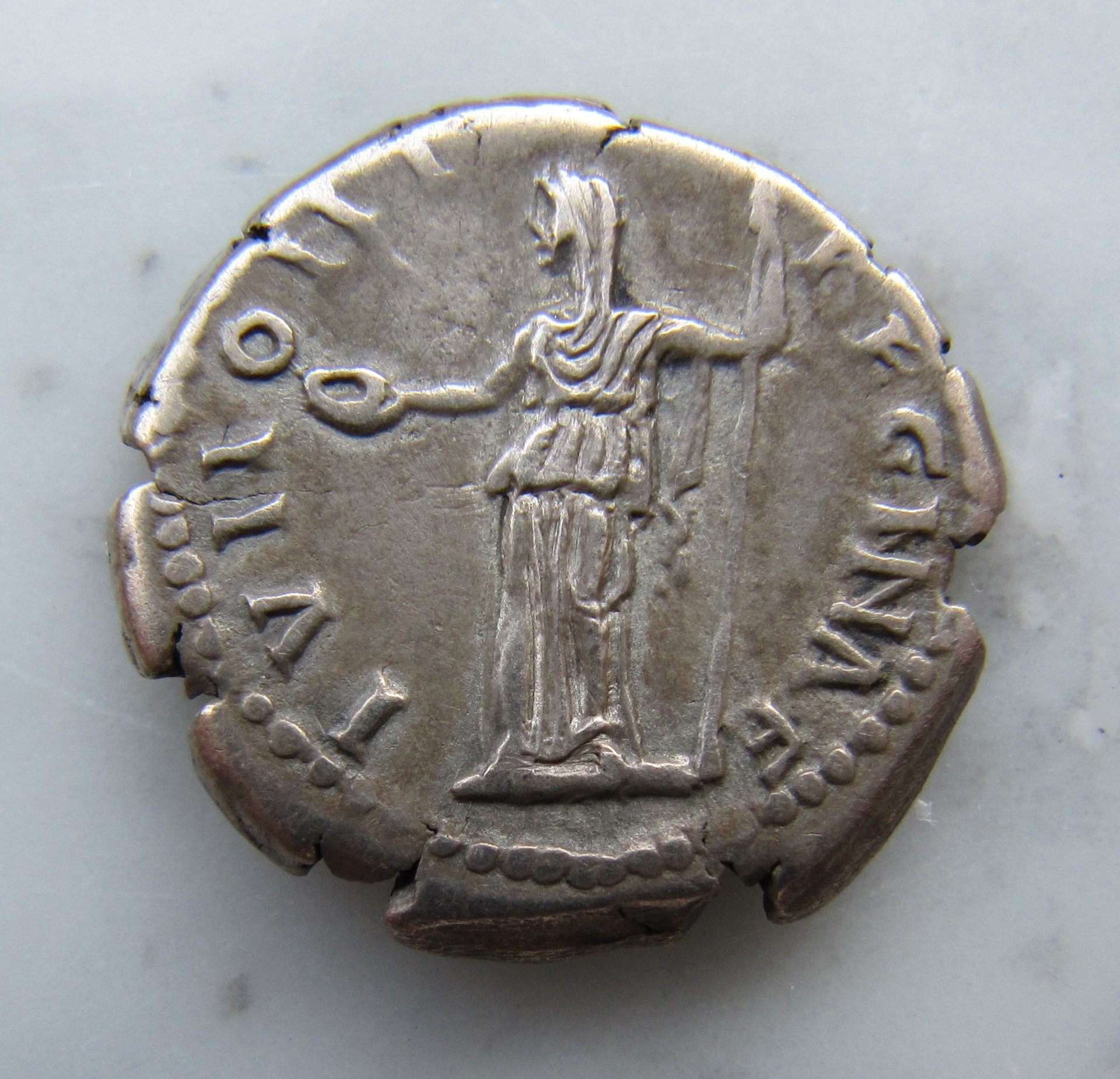 Sabina denarius Junoni Regina-Rev - 1.jpg