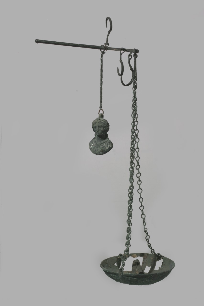 Steelyards and scales found at Pompeii 1.jpg