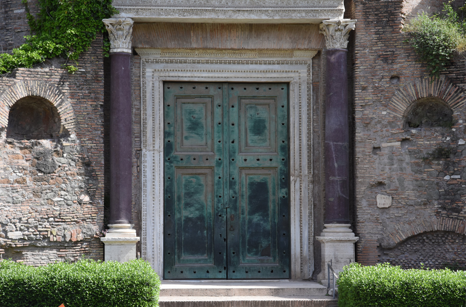 Temple_of_Romulus_Doors.JPG