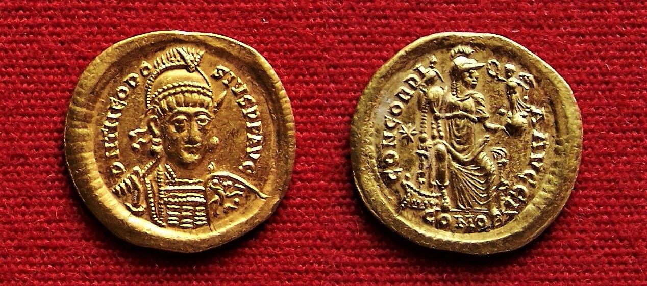 Theodosius II, AV solidus.jpg