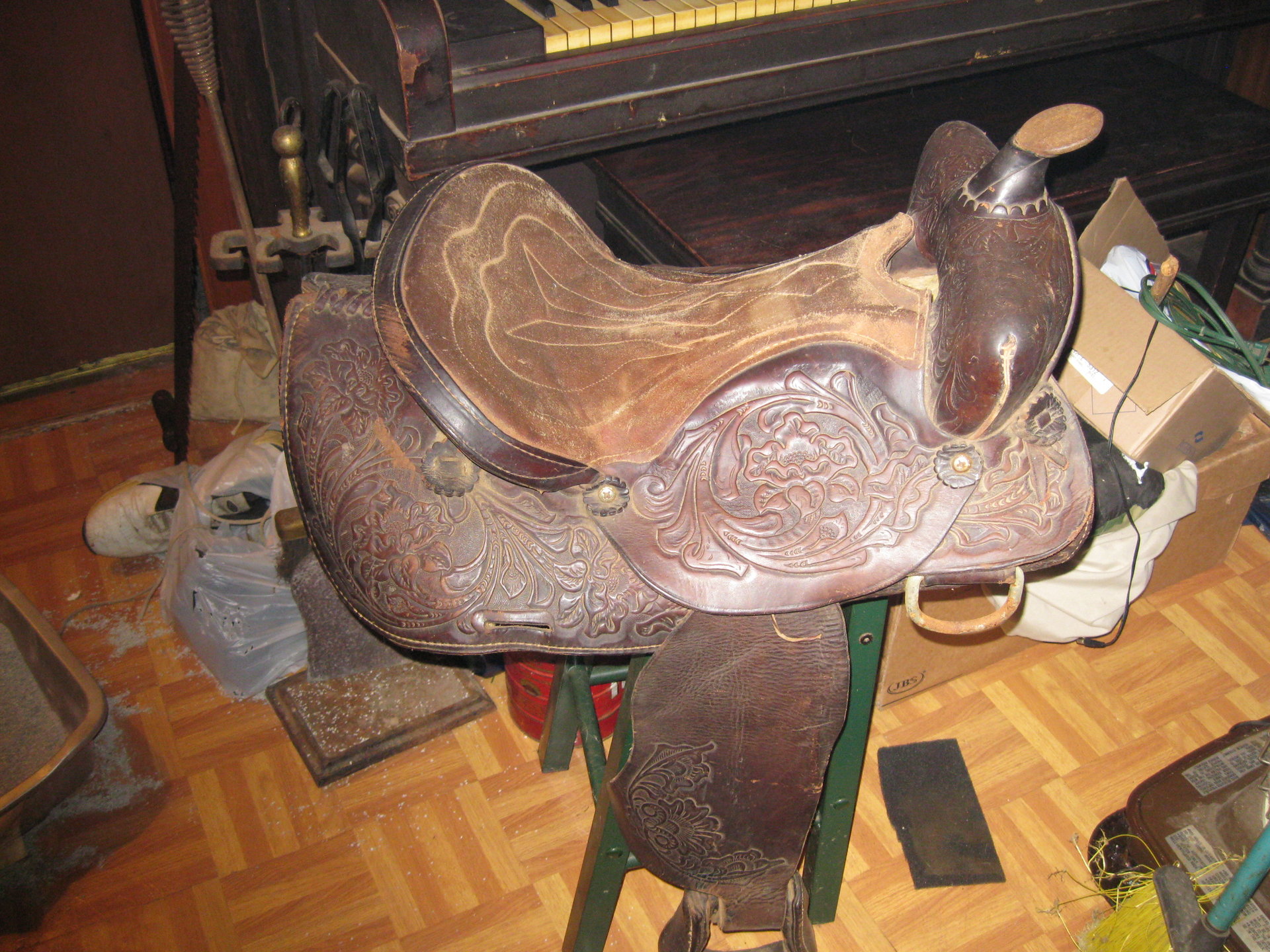 tooled saddle 001.JPG