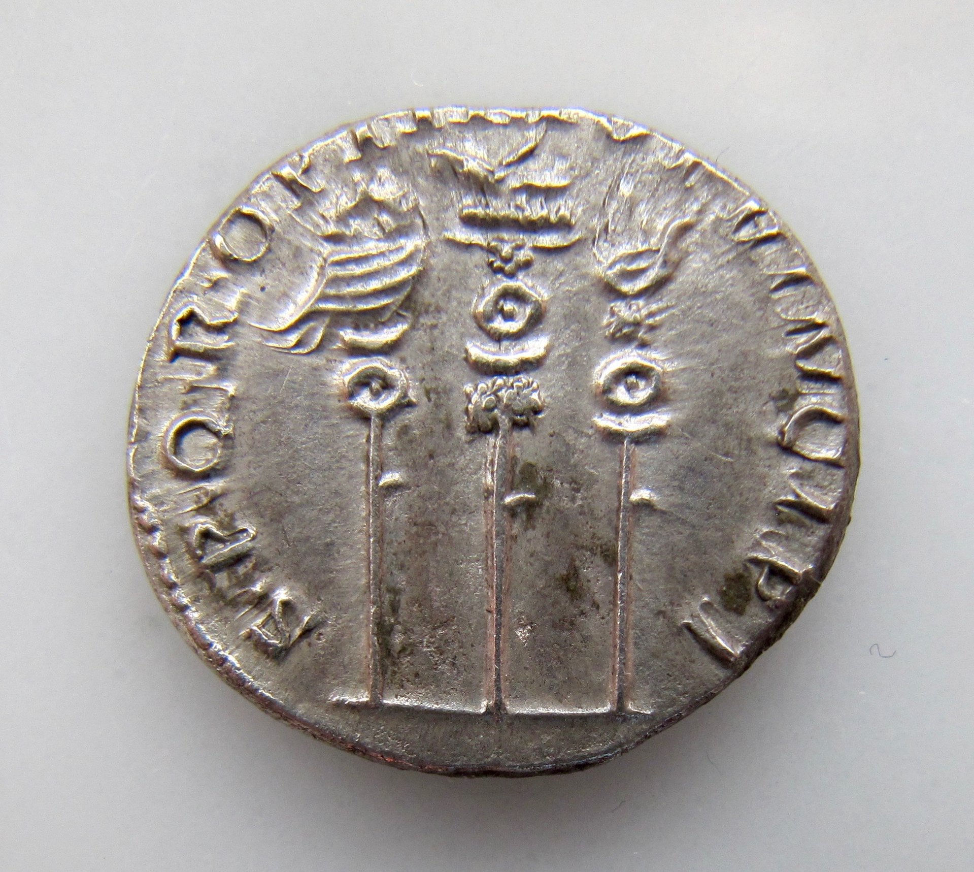 Trajan denarius Standards-Rev - 1.jpg