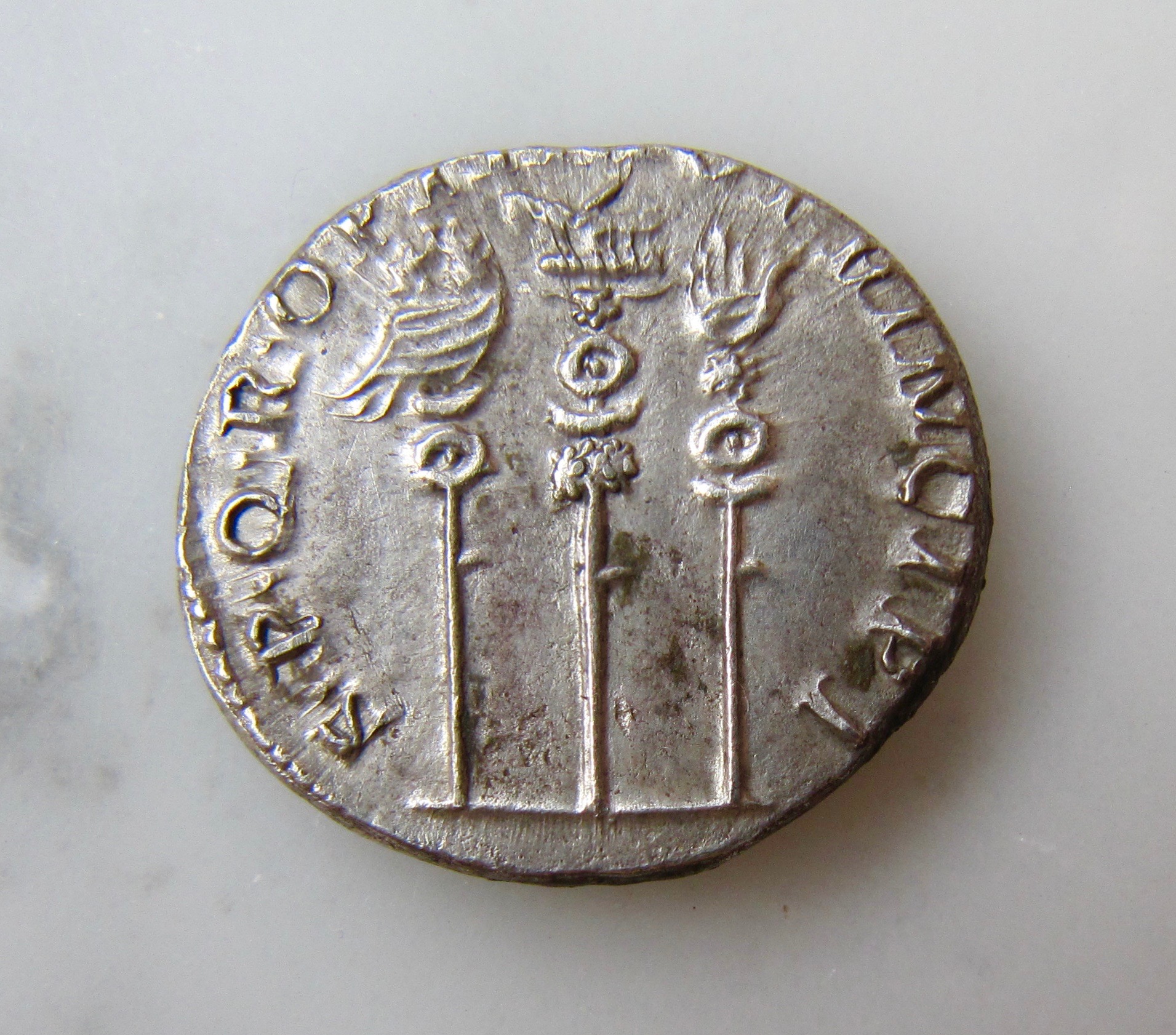trajan denarius standards rev1 n - 1.jpg