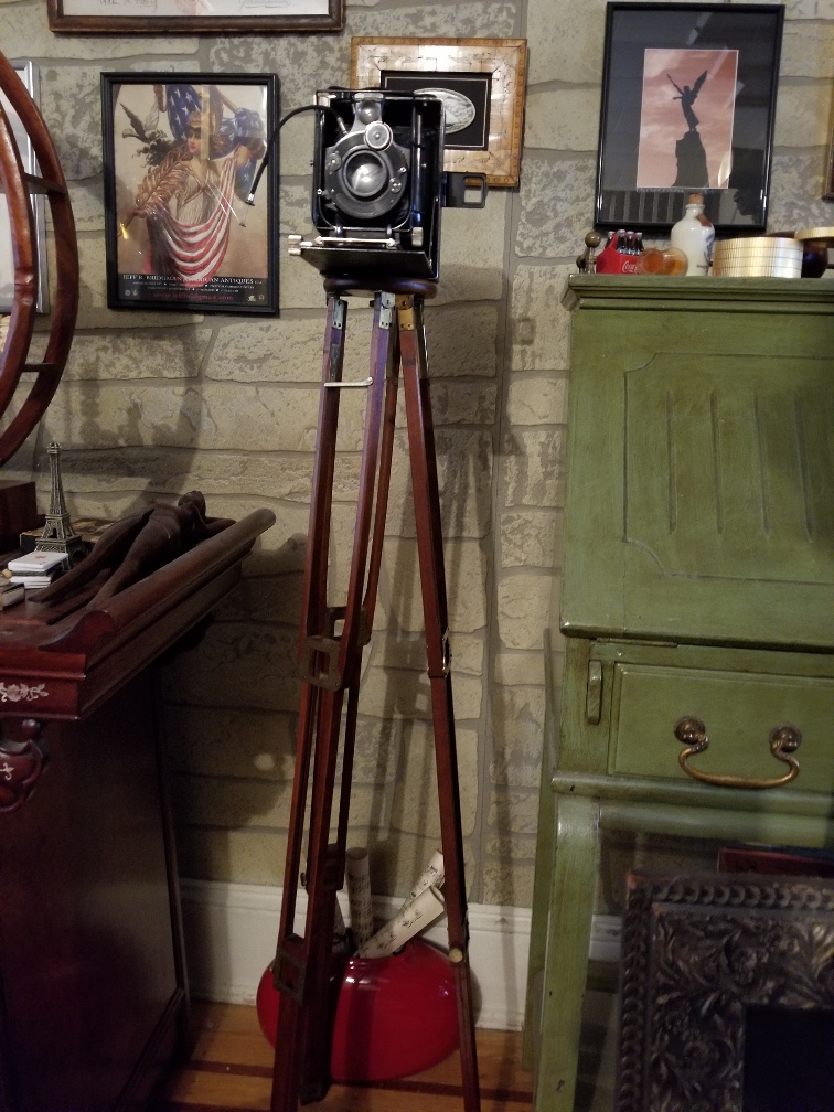 tripod, graflex.jpg