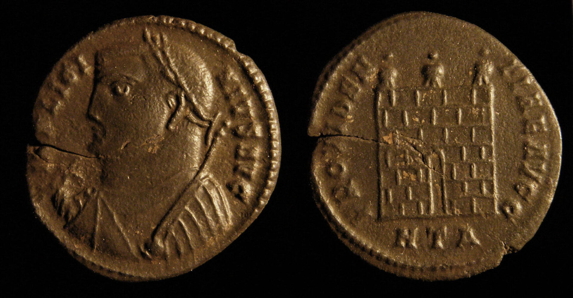 VII Heraclea 15 Licinius I campgate 12 nr 0450.jpg