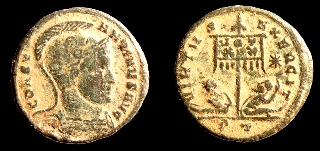 VII Ticinum 127 Constantinus I Virtus E standard Vot xx 12 nr 930.jpg