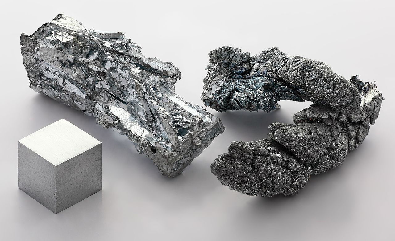 Zinc_fragment_sublimed_and_1cm3_cube.jpg