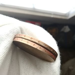 Alignment of  off and bars across edge of bottom coin and doubling stars on top