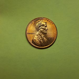 Nice 1982 p small date bronze penny